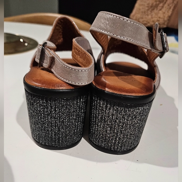 BONAVI Leather Perforated Silver Sling Back Block Heeled Sandal.Size US 7.5 - Picture 10 of 12